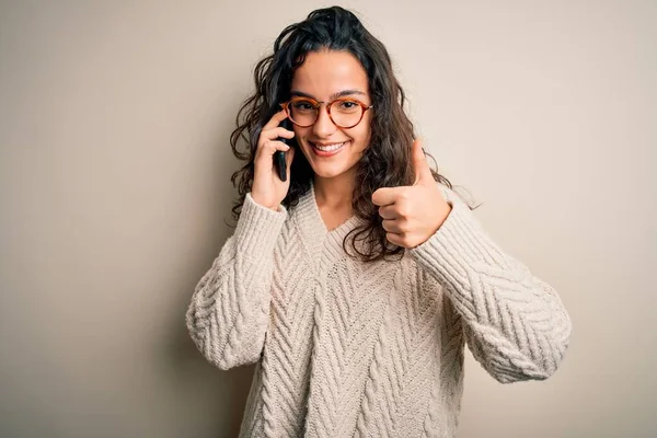 Joven Hermosa Mujer Con Pelo Rizado Tener Conversación Hablando Teléfono — Foto de Stock