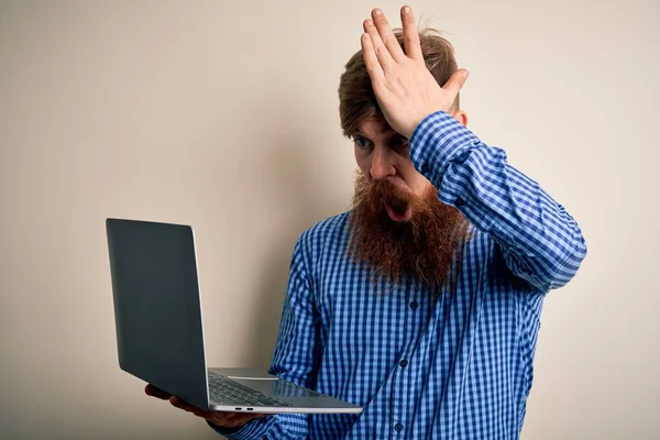 Redhead Irländsk Affärsman Med Skägg Med Dator Laptop Över Isolerad — Stockfoto