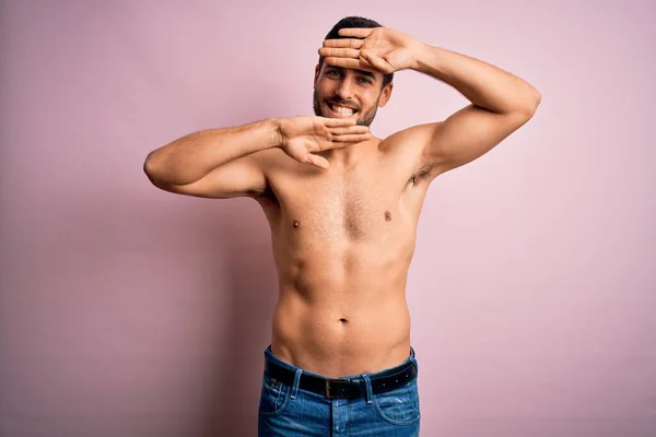 Joven Hombre Fuerte Guapo Con Barba Sin Camisa Pie Sobre —  Fotos de Stock