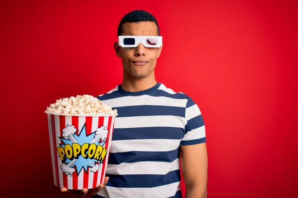 Mladý Pohledný Africký Američan Který Dívá Film Brýlemi Pojídá Popcorny — Stock fotografie