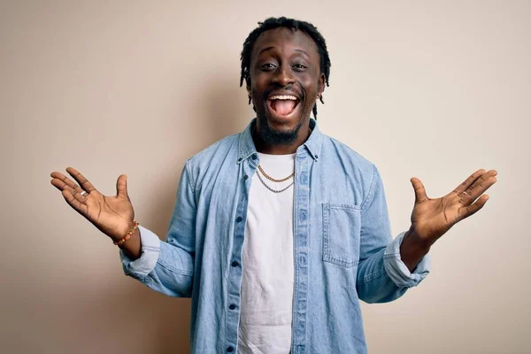 Joven Hombre Afroamericano Guapo Con Camisa Mezclilla Casual Sobre Fondo —  Fotos de Stock