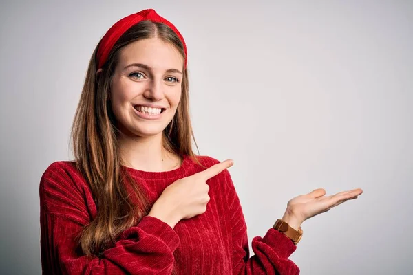 Joven Hermosa Pelirroja Vistiendo Suéter Casual Rojo Diadema Sobre Fondo —  Fotos de Stock