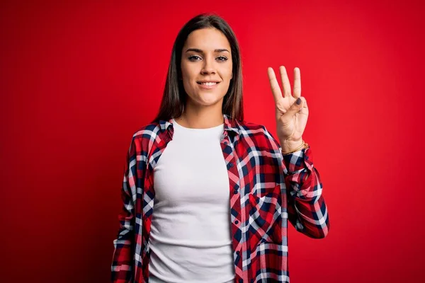 Junge Schöne Brünette Frau Lässigem Hemd Steht Über Isoliertem Rotem — Stockfoto