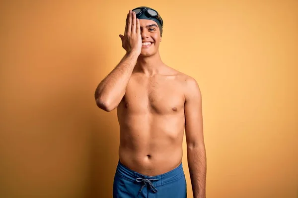 Joven Hombre Guapo Sin Camisa Con Traje Baño Gorra Baño — Foto de Stock