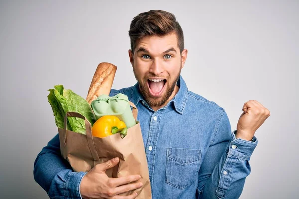 Jeune Homme Blond Avec Barbe Les Yeux Bleus Tenant Sac — Photo