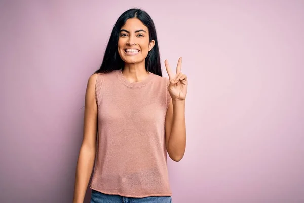 Jonge Mooie Latijns Amerikaanse Mode Vrouw Draagt Casual Trui Roze — Stockfoto