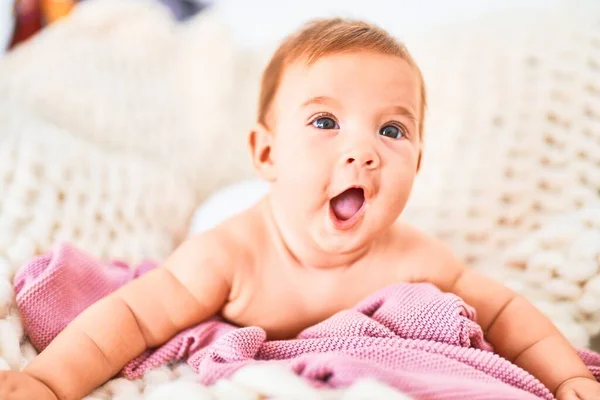 Bebê Adorável Deitado Sobre Cobertor Sofá Casa Recém Nascido Relaxante — Fotografia de Stock