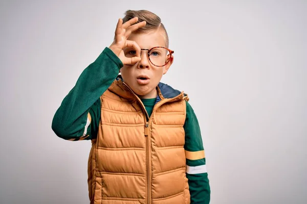 Jonge Kleine Blanke Jongen Met Blauwe Ogen Draagt Winterjas Slimme — Stockfoto