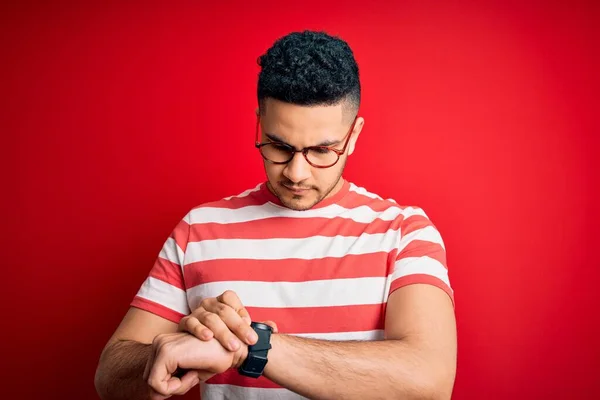 Jovem Homem Bonito Vestindo Casual Listrado Shirt Óculos Sobre Fundo — Fotografia de Stock