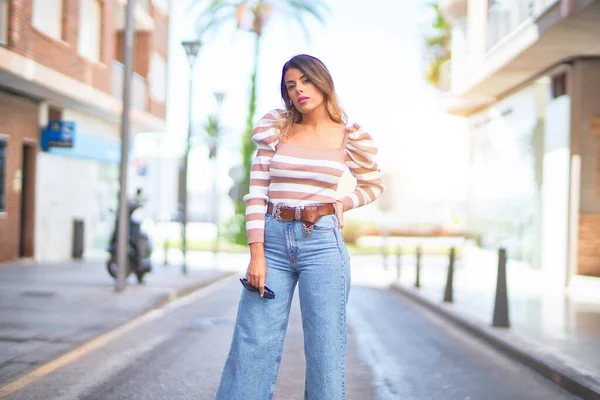 Giovane Bella Donna Sorridente Felice Fiducioso Piedi Passeggiando Città — Foto Stock