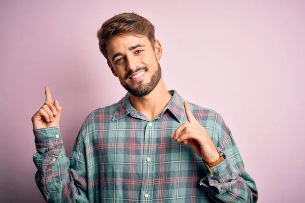 Young Handsome Man Beard Wearing Casual Shirt Standing Pink Background — Stock Photo, Image