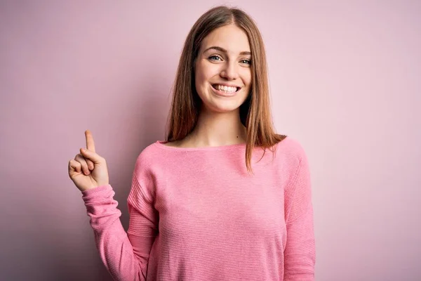 Ung Vacker Rödhårig Kvinna Bär Casual Tröja Över Isolerad Blå — Stockfoto