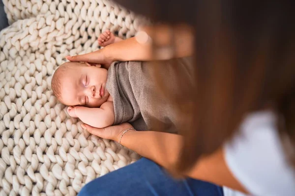 집에서 담요를 소파에 과그녀의 아기를 아름답게 있습니다 아기와 엄마가 편안하게 — 스톡 사진