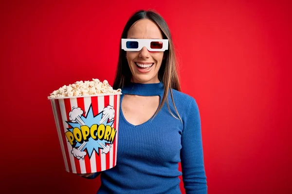 Giovane Donna Bionda Indossa Occhiali Mangiare Pacchetto Popcorn Guardando Film — Foto Stock