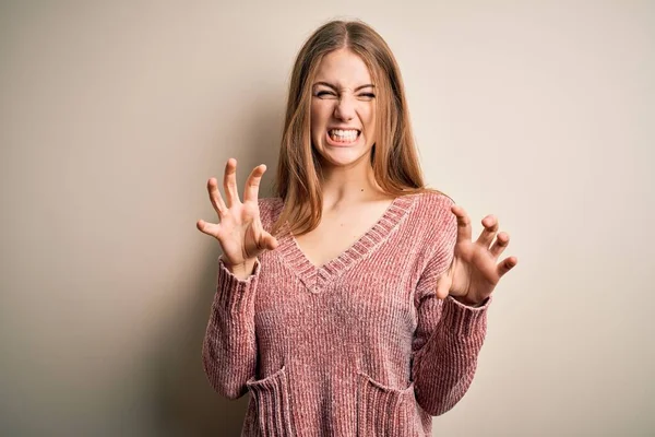 Joven Hermosa Pelirroja Vistiendo Suéter Casual Rosa Sobre Fondo Blanco —  Fotos de Stock