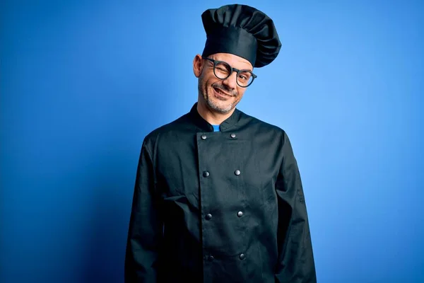 Joven Guapo Chef Hombre Con Uniforme Cocina Sombrero Sobre Fondo —  Fotos de Stock