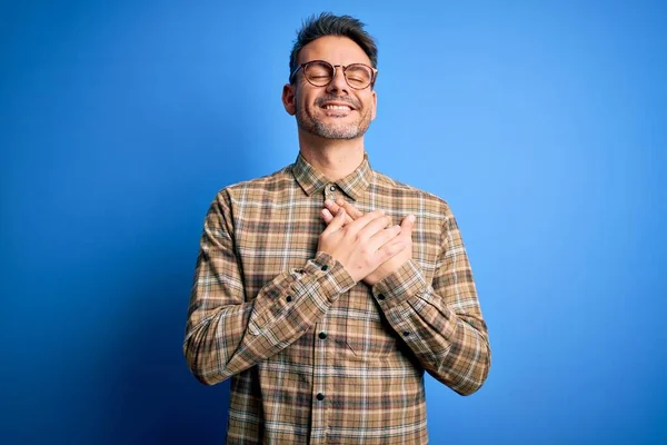 Young Handsome Man Wearing Casual Shirt Glasses Standing Blue Background — Stock fotografie