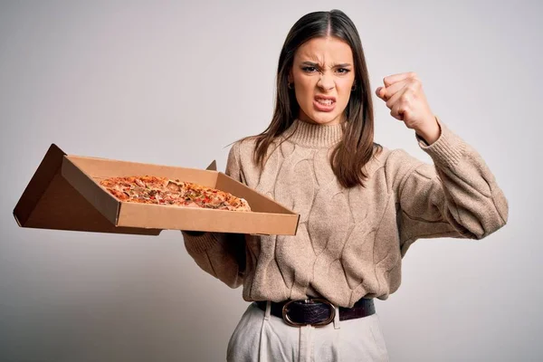 Mladá Krásná Brunetka Žena Drží Krabici Italskou Pizzou Přes Bílé — Stock fotografie