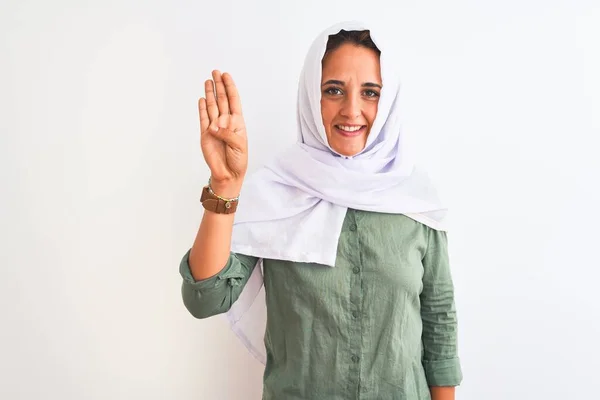 Jovem Mulher Árabe Bonita Vestindo Hijab Muçulmano Tradicional Sobre Fundo — Fotografia de Stock