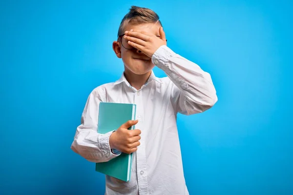 Giovane Ragazzino Caucasico Studente Indossa Occhiali Intelligenti Tenendo Libro Scuola — Foto Stock