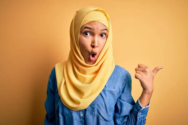 Młoda Piękna Kobieta Kręconymi Włosami Arabskim Tradycyjnym Hidżabie Żółtym Tle — Zdjęcie stockowe