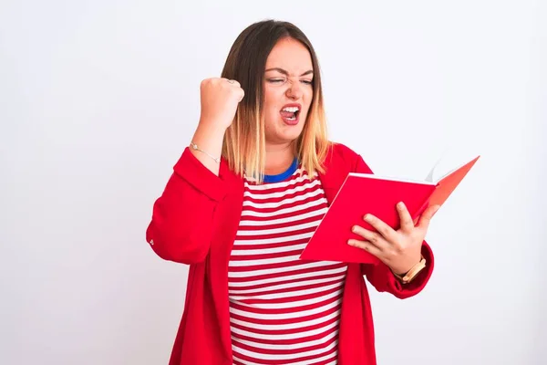 Jonge Mooie Vrouw Lezen Boek Staan Geïsoleerde Witte Achtergrond Geïrriteerd — Stockfoto