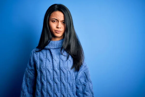 Junge Schöne Chinesin Lässigem Pullover Über Isoliertem Blauem Hintergrund Skeptisch — Stockfoto