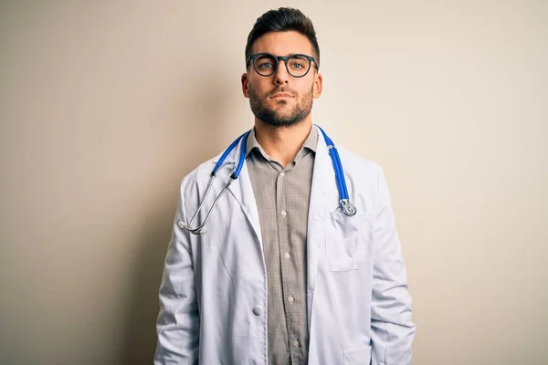 Junger Arzt Mit Brille Weißem Arztkittel Und Stethoskop Vor Isoliertem — Stockfoto
