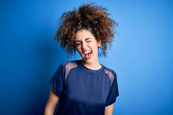 Mulher Bonita Nova Com Cabelo Encaracolado Piercing Vestindo Casual Azul — Fotografia de Stock