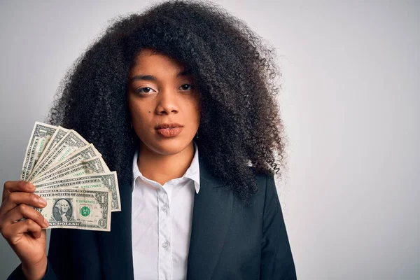 Jovem Mulher Negócios Afro Americana Com Cabelo Afro Segurando Notas — Fotografia de Stock