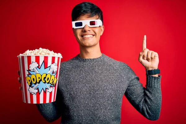 Ung Stilig Man Tittar Film Äta Popcorns Mellanmål Över Isolerad — Stockfoto