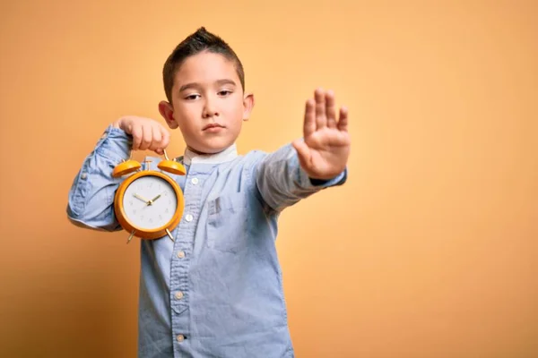 Niño Pequeño Sosteniendo Clásico Reloj Despertador Campana Sobre Fondo Amarillo — Foto de Stock