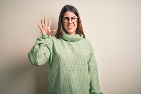 Ung Vacker Kvinna Bär Casual Tröja Stående Över Isolerad Vit — Stockfoto