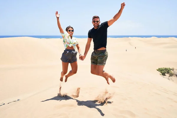 Jovem Casal Bonito Sorrindo Feliz Confiante Saltando Com Sorriso Rosto — Fotografia de Stock