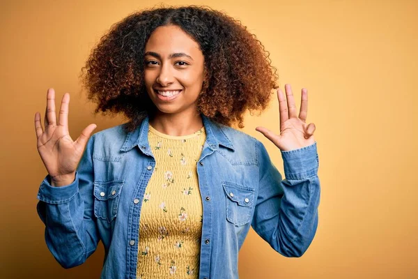 Jeune Femme Afro Américaine Aux Cheveux Afro Portant Une Chemise — Photo