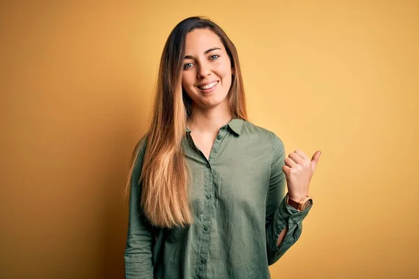 Junge Schöne Blonde Frau Mit Blauen Augen Trägt Grünes Hemd — Stockfoto