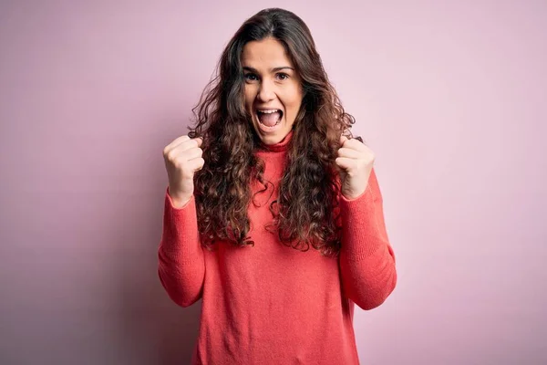 Jeune Belle Femme Aux Cheveux Bouclés Portant Pull Col Roulé — Photo