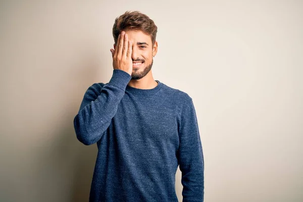 Joven Hombre Guapo Con Barba Usando Suéter Casual Pie Sobre —  Fotos de Stock