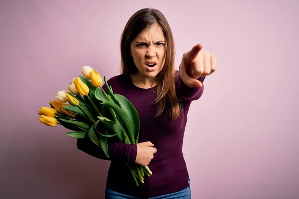 Sarı Lalelerden Oluşan Romantik Çiçekleri Pembe Arka Planda Tutan Genç — Stok fotoğraf