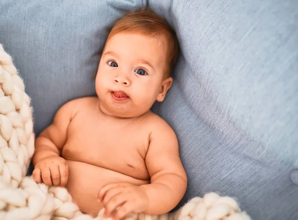 Adorable Bebé Acostado Sobre Una Manta Sofá Casa Recién Nacido —  Fotos de Stock