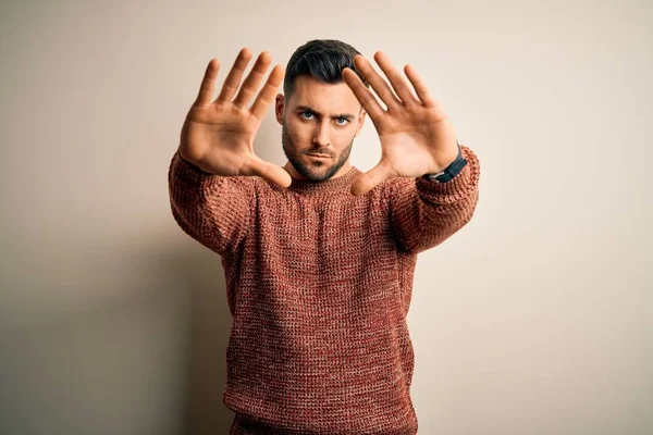 Jeune Bel Homme Portant Pull Décontracté Debout Sur Fond Blanc — Photo