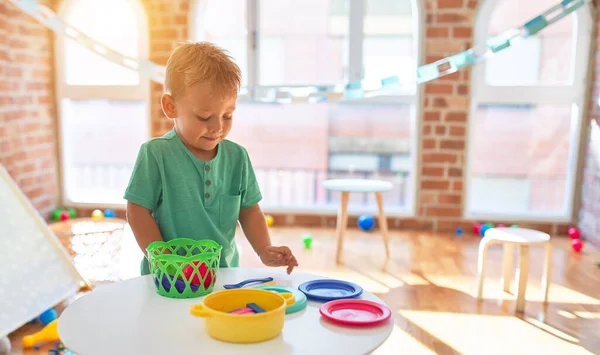 Adorável Criança Loira Brincando Com Alimentos Plástico Torno Lotes Brinquedos — Fotografia de Stock