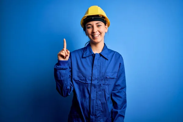 Jonge Mooie Arbeider Vrouw Met Blauwe Ogen Dragen Veiligheidshelm Uniform — Stockfoto