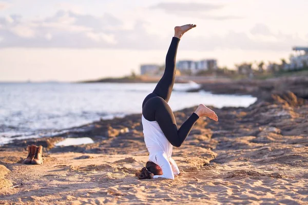 Young Beautiful Sportwoman Practicing Yoga Coach Teaching Headstand Pose Beach — Stock Photo, Image