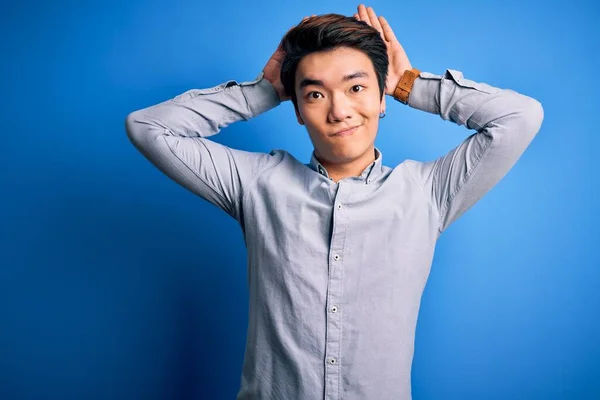 Молодий Вродливий Китайський Чоловік Одягнений Повсякденну Сорочку Стоїть Над Ізольованим — стокове фото