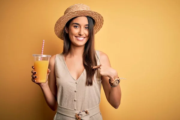 Giovane Bella Donna Vacanza Indossando Cappello Estivo Bere Succo Arancia — Foto Stock