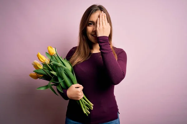 Young Blonde Woman Holding Romantic Bouquet Yellow Tulips Flowers Pink — Stock Photo, Image