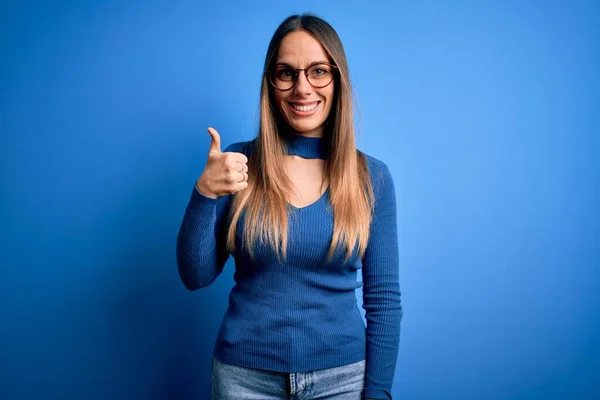 Ung Vacker Blond Kvinna Med Blå Ögon Bär Glasögon Stående — Stockfoto