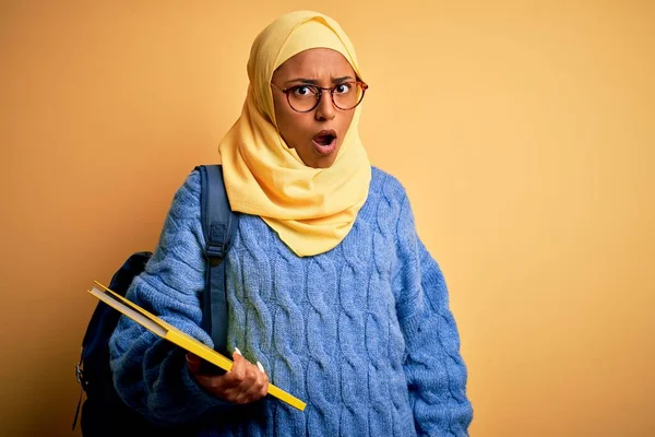 Молода Афроамериканська Студентка Одягнена Муслім Хіджаб Рюкзак Книжкою Шоці Виглядає — стокове фото