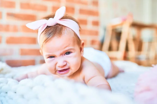 Entzückendes Baby Das Hause Auf Einer Decke Auf Dem Boden — Stockfoto